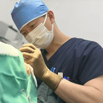 湘南美容クリニック 福岡2院のクマ取り整形を受けている様子