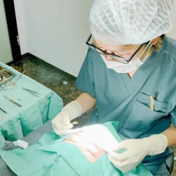 共立美容外科 神戸三宮院のクマ取り整形の施術の様子