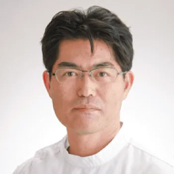 新垣形成外科の鼻整形を担当する院長