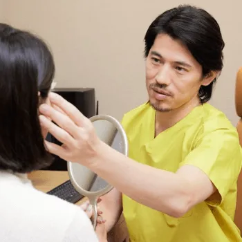 聖心美容クリニック 全国11院の糸リフトを受ける前の診察の様子