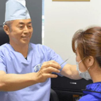 金沢中央クリニックの脂肪吸引を担当する院長のカウンセリングの様子