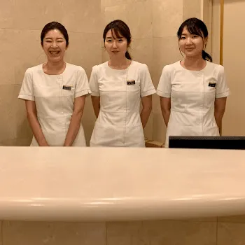ヴェリィ美容形成クリニックの二重整形を受ける前の受付の担当するスタッフ