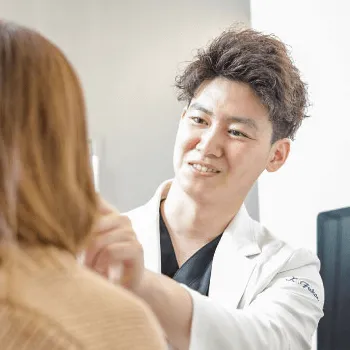 EMMA CLINICの二重整形を受ける前の診察の様子