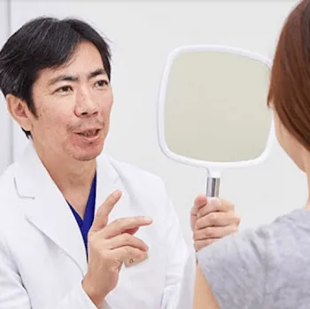 グレーススキンクリニックのクマ取り整形を受ける前の診察の様子