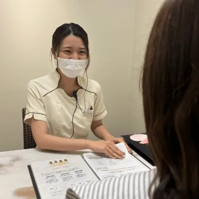 表参道スキンクリニック 沖縄院の二重整形を受ける前のカウンセリングの様子