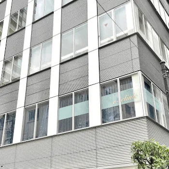 eクリニック 全国13院の脂肪吸引を受ける医院のビルの外観