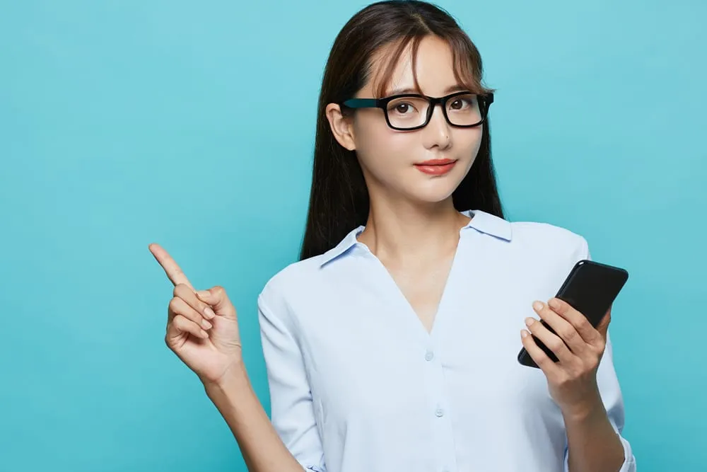 鼻孔縁軟骨移植術のお勧めの人を説明する女性
