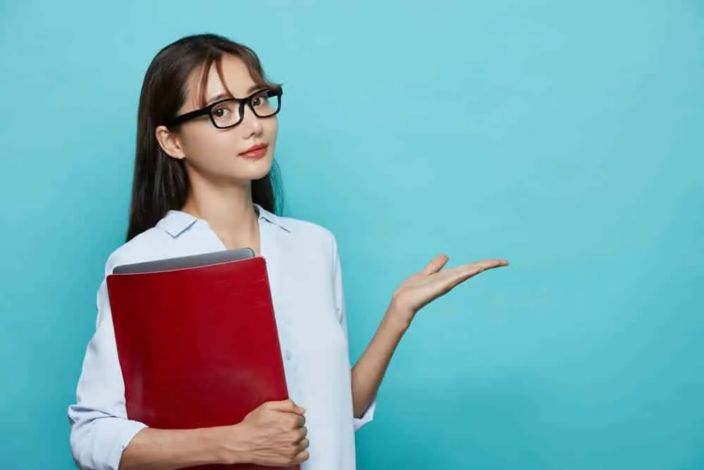 鼻尖形成のお勧めの人を説明する看護師