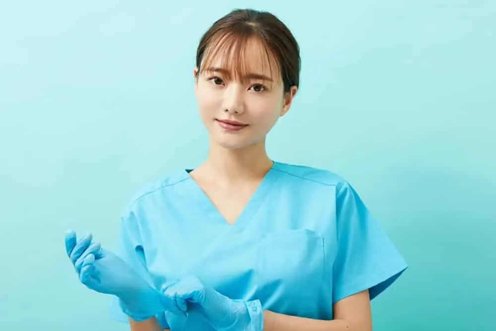 プロテーゼがお勧めな人を説明する女医