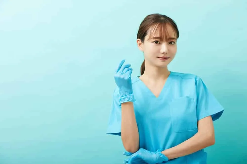 小鼻縮小ボトックスがお勧めな人を説明する看護師