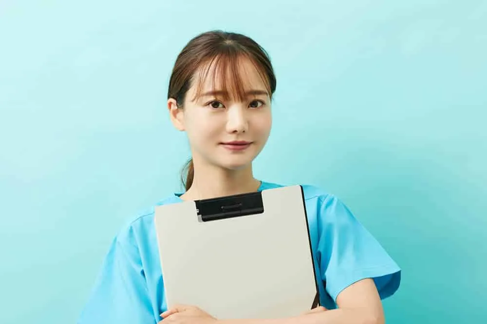 小鼻の膨らみには鼻孔縁挙上術が有効な理由を説明する看護師
