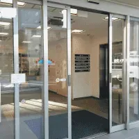 金町慶友整形外科・内科・こどもクリニック 形成外科・エイジングケア外来のクマ取り整形を受ける医院の入り口
