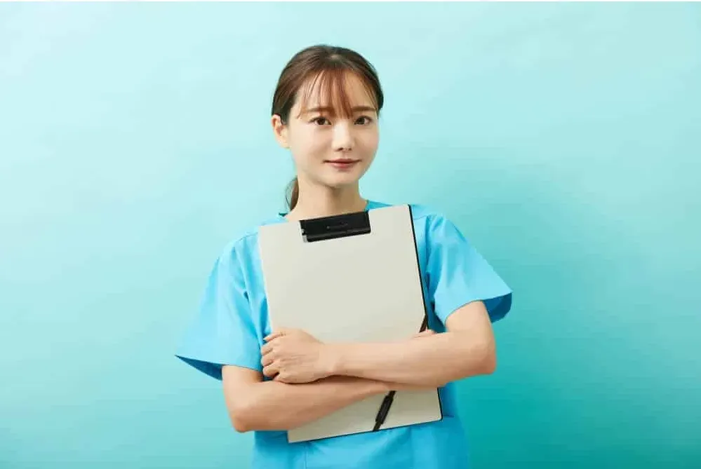 まぶたのクリニックの小鼻縮小について説明する女医
