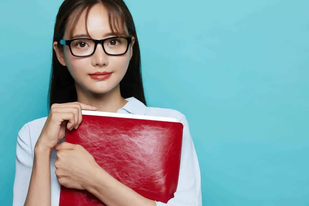 リポティックプラス(脂肪溶解注射)を受けられない人を説明している看護師