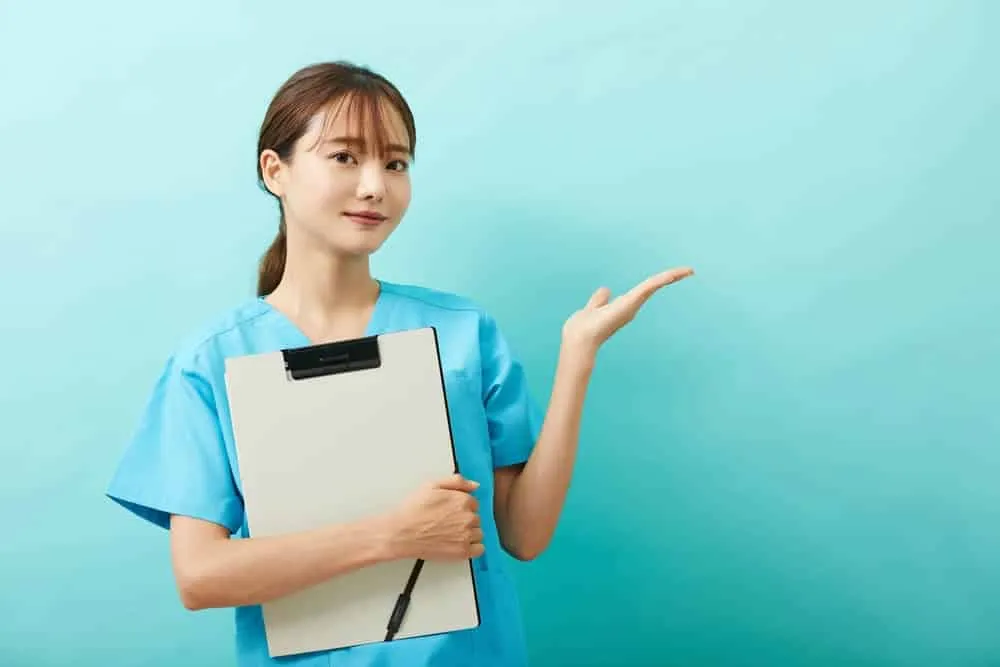目の下のたるみ取り(脂肪再配置)を説明する看護師