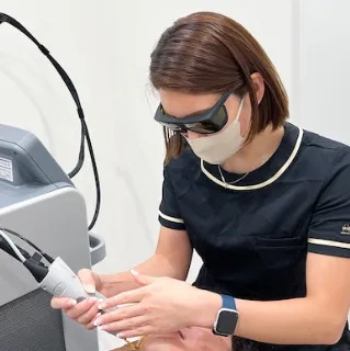 エミシアクリニックの医療脱毛を受けている様子