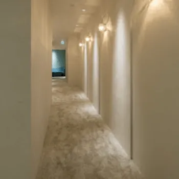Dual Clinic 豊島区1院の二重整形を受ける医院の廊下の様子