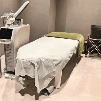 エトワールレジーナクリニック 東京2院のピコレーザーを受ける施術室
