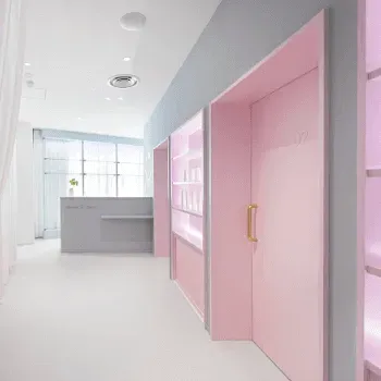 Natural Skin Clinic 全国2院のリジュラン注射を受けるクリニックの院内の様子