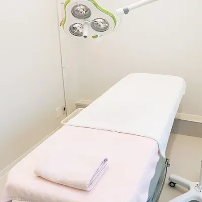 肌のクリニック大宮のサブシジョンを受ける施術室