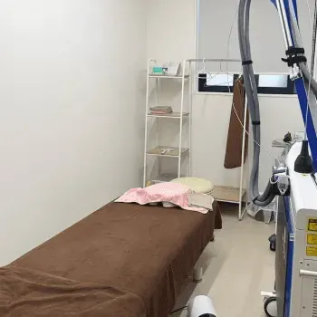 しむら皮膚科クリニックの都度払いの医療脱毛を受ける施術室