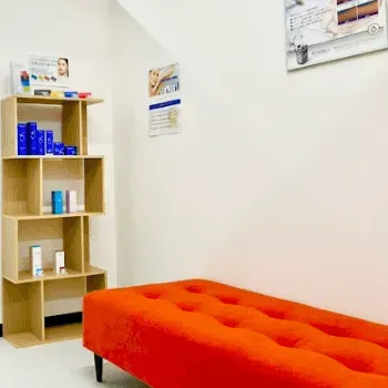 KANNO'A.clinic 那覇院の都度払いの医療脱毛を受ける前の待合室