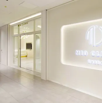 MIO CLINIC UMEDAの入り口