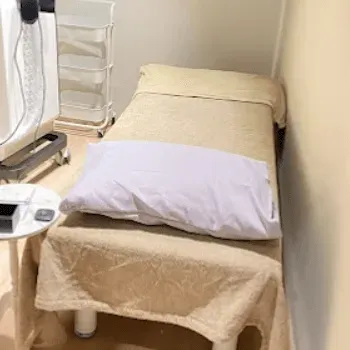 LIGHT CLINIC 名古屋院のボルニューマを受ける施術室
