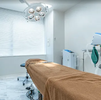 B-LINE CLINIC 池袋院のクマ取りを受ける手術室