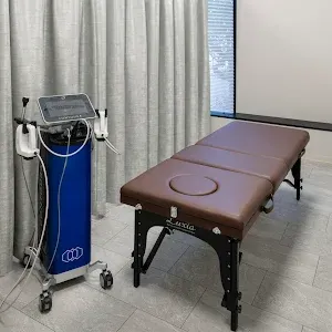 LIVELY CLINIC 全国3院のオンダリフトを受ける施術室