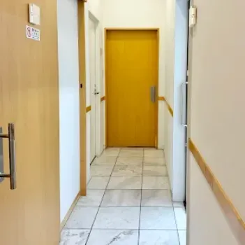 共立美容外科 福岡院のイオン導入を受ける医院の院内の様子