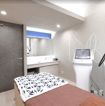 KYPROS痩身美容クリニックのポテンツァを受ける施術室