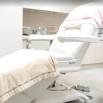 福岡アールスキンケアクリニックのイオン導入を受ける施術室