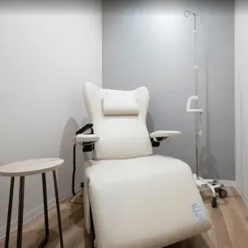 とりい皮膚科クリニックのイオン導入を受ける施術室