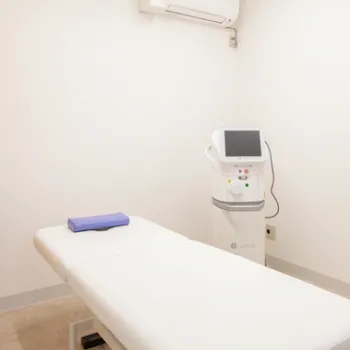 あきば皮膚科クリニックの脂肪溶解注射の施術を行う施術室
