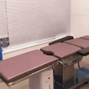 神成美容外科のイオン導入を受ける施術室