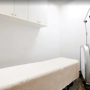 共立美容外科 神戸三宮院のイオン導入を受ける施術室