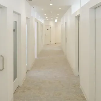 リゼクリニック 神戸三宮院のイオン導入を受ける医院の院内の様子