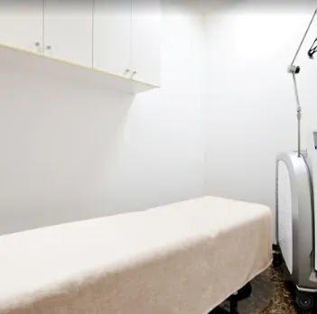 共立美容外科 神戸三宮院の医療ハイフを受ける施術室