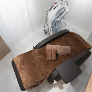 ACCエイジングケアクリニック 四条河原町のイオン導入を受ける施術室