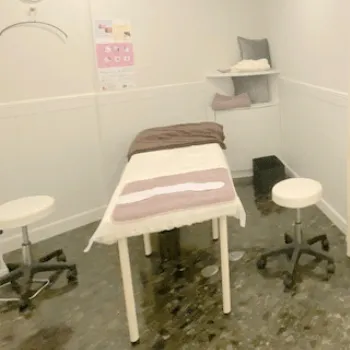 クリニーク京都烏丸のイオン導入を受ける施術室