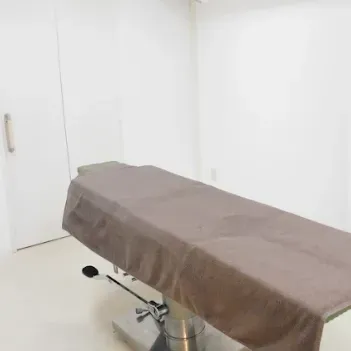 共立美容外科 京都院のイオン導入を受ける施術室