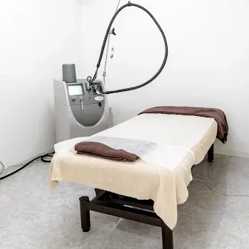 リゼクリニック 京都河原町院のイオン導入を受ける施術室