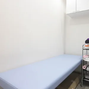 よつば会クリニック 京都院のピコレーザーを受ける施術室