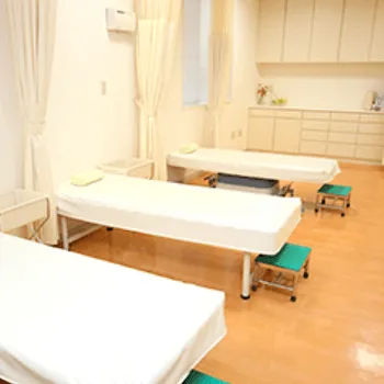 きど皮ふ科のフォトフェイシャルを受ける処置室
