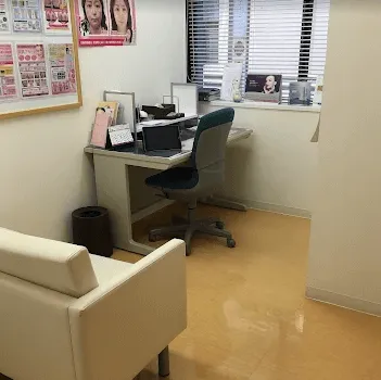 品川スキンクリニック 新潟院のイオン導入を受ける前の診察室