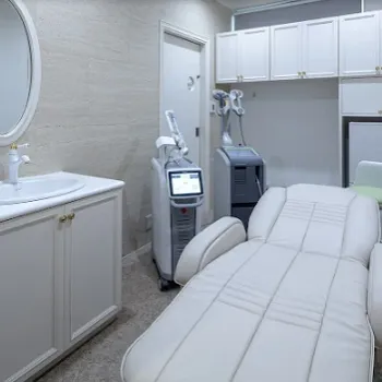 とくやま まぶた・スキン クリニックのジェントルマックスプロの施術を行う施術室