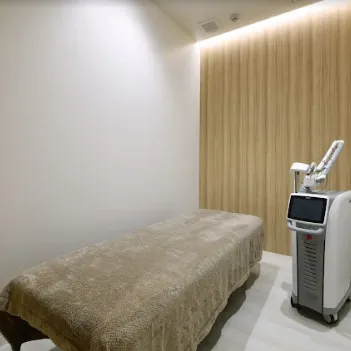 沖縄スキンケアクリニックの医療ハイフを受ける施術室