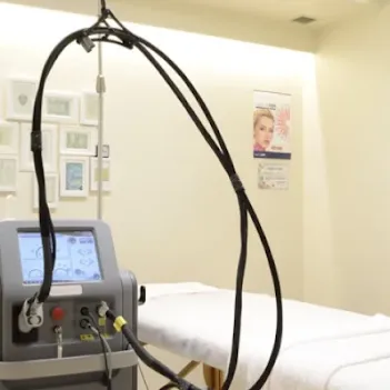 表参道スキンクリニック 沖縄院の医療ハイフを受ける施術室