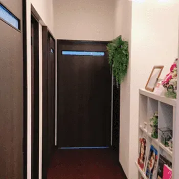 表参道スキンクリニック 沖縄院のイオン導入を受ける医院の院内の様子